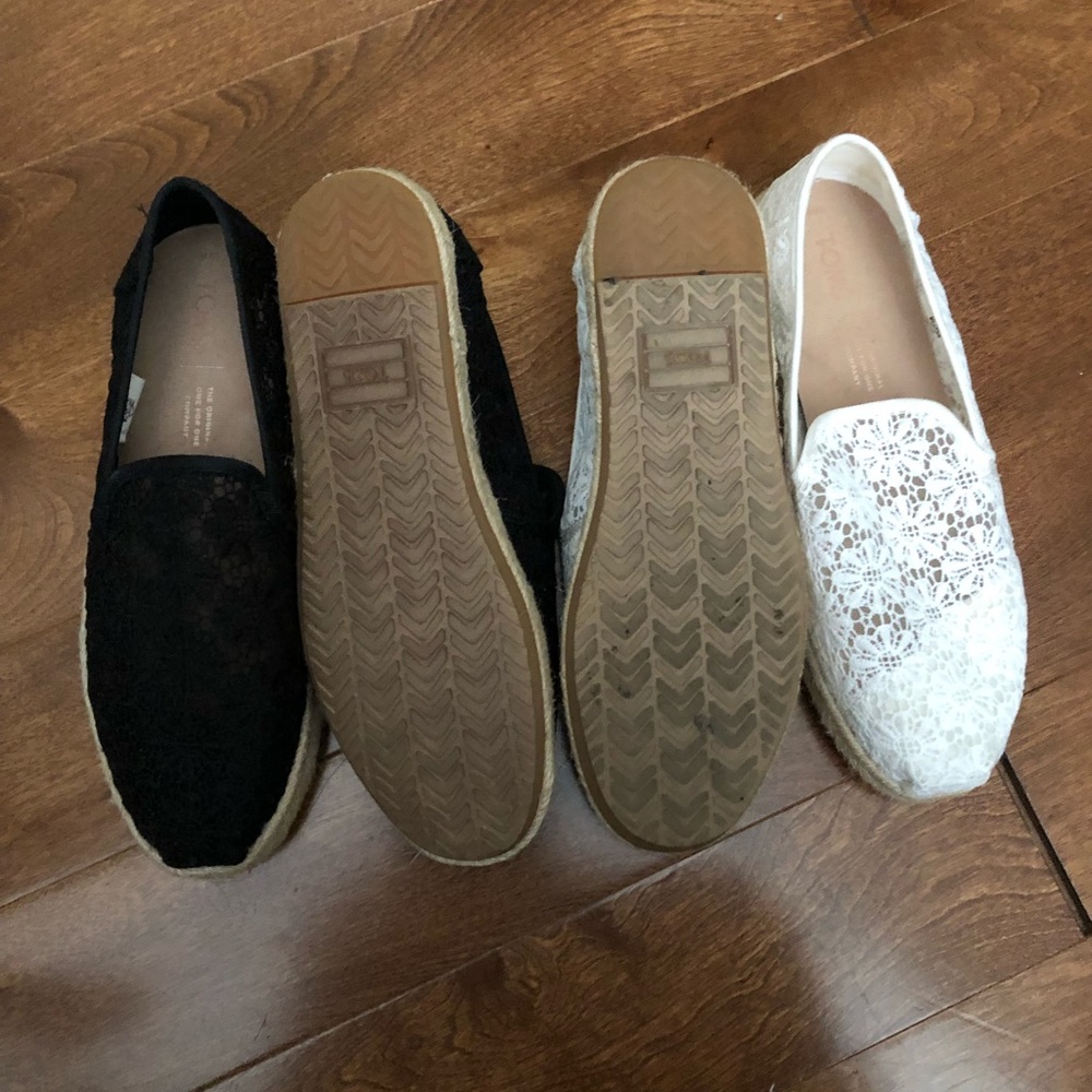 2 pairs of wedge Tom’s white and black size 6